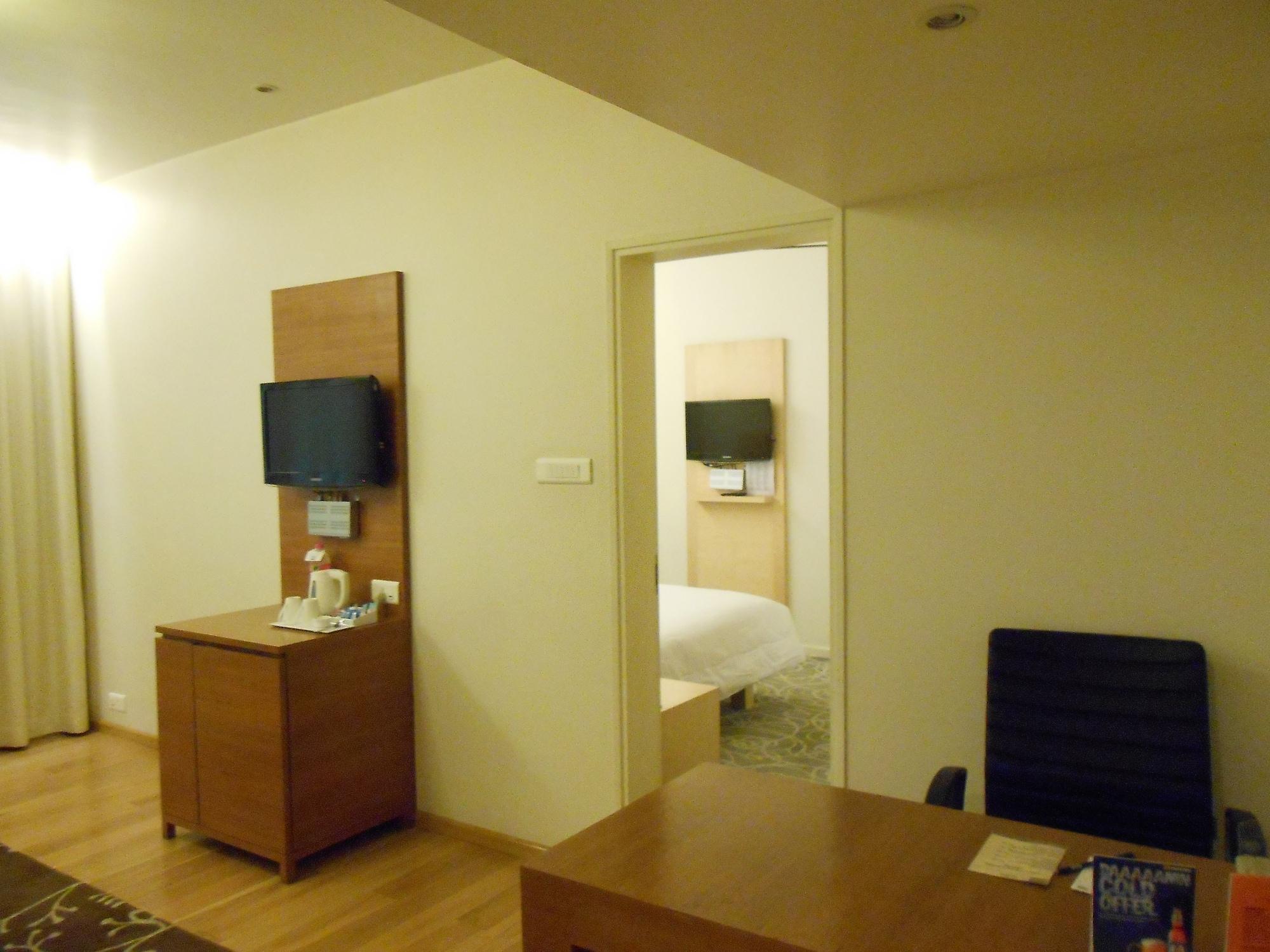 Noorya Business & Banquet Hotel Pimpri-Chinchwad Exterior photo
