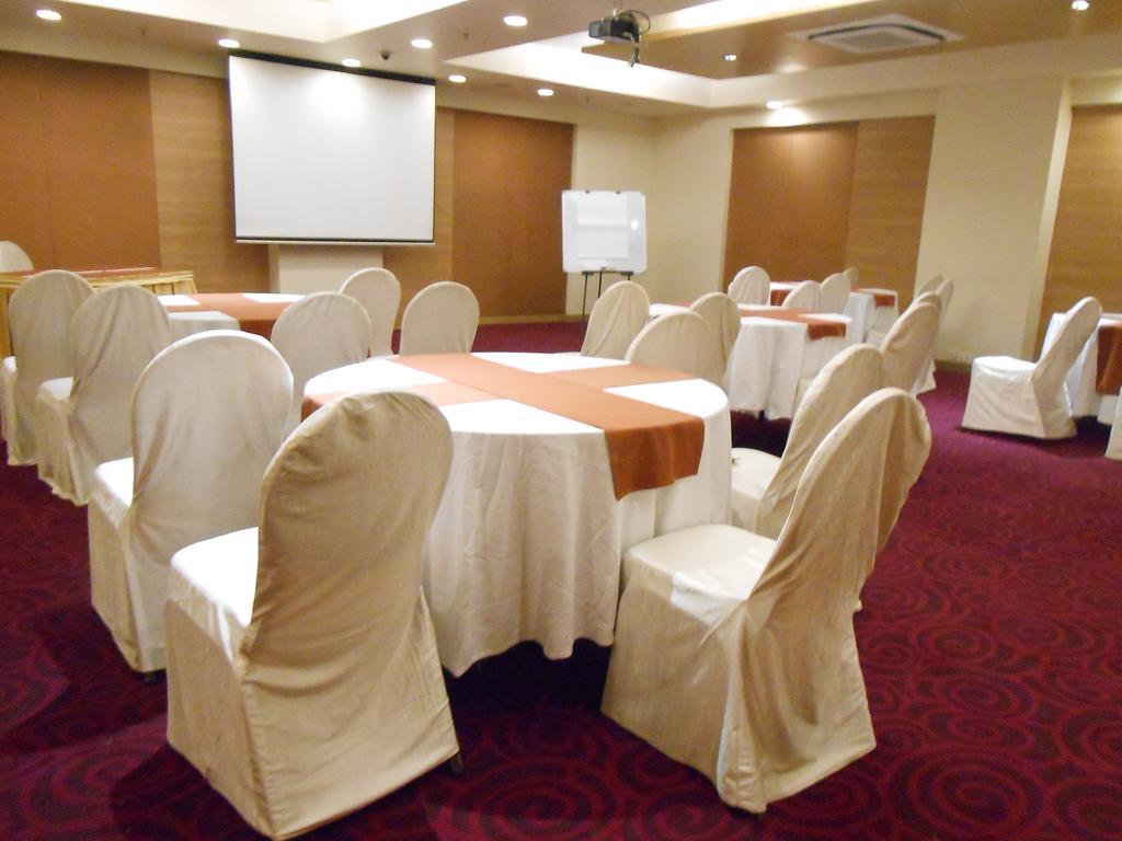 Noorya Business & Banquet Hotel Pimpri-Chinchwad Exterior photo